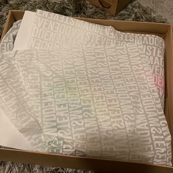 BRAND NEW STEVE MADDEN VIRTUAL TAN/ MUTLI HEELS SIZE 6. MOTIVATED SELLER - Picture 4 of 13